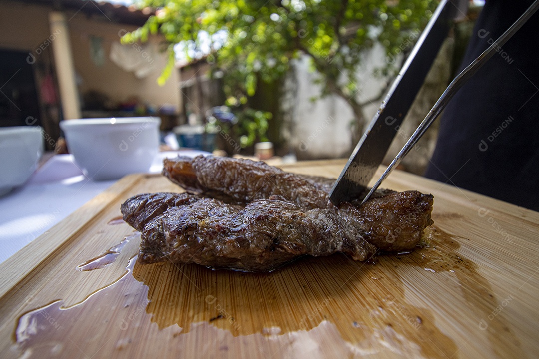 Carne assada suculenta servida em uma tabua
