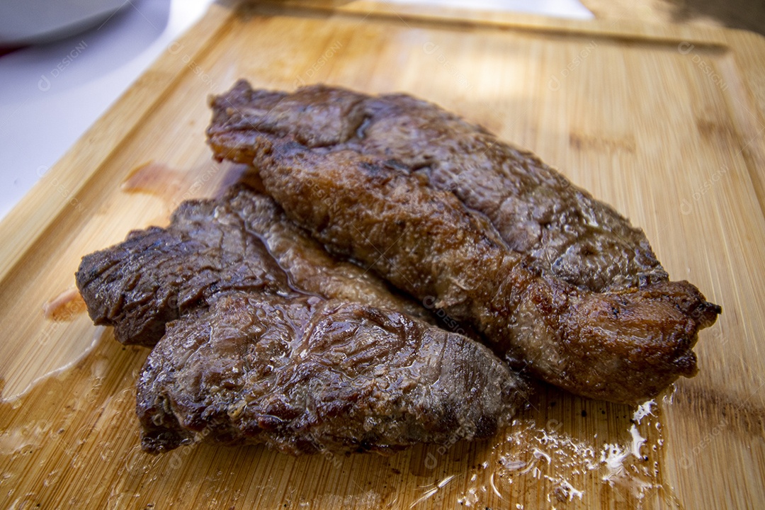 Carne assada suculenta servida em uma tabua