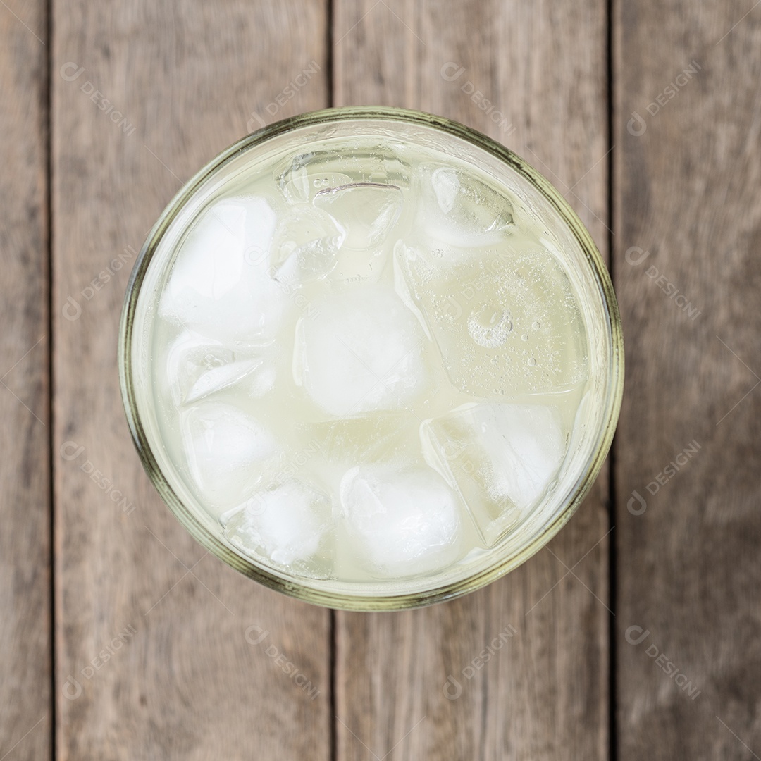 Refrigerante de limão, refrigerante em um copo com gelo, vista superior sobre a mesa de madeira.