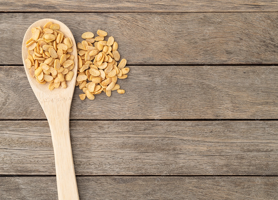Lanche de feijão de soja frito em uma colher sobre a mesa de madeira com espaço de cópia.