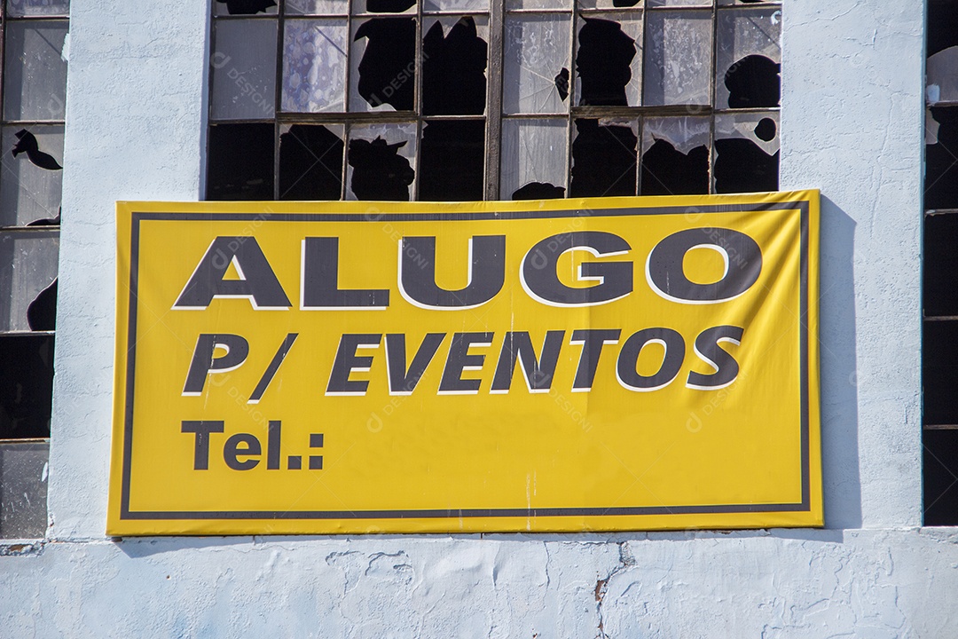 Placa informativa com as palavras: aluguel para eventos