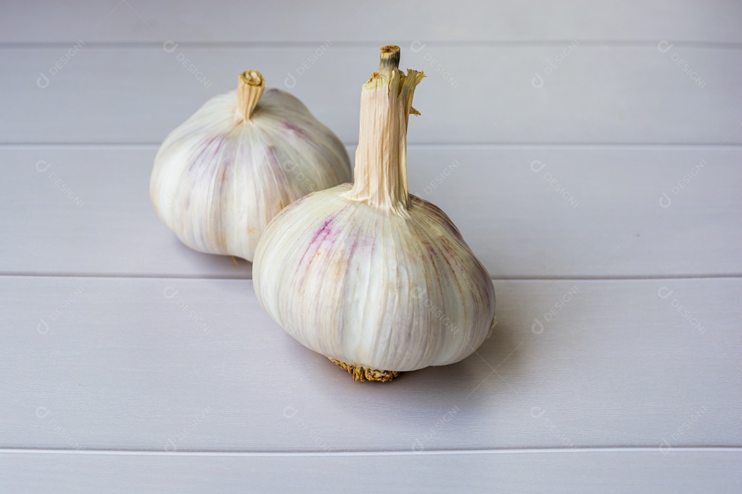 dois alhos inteiros na mesa