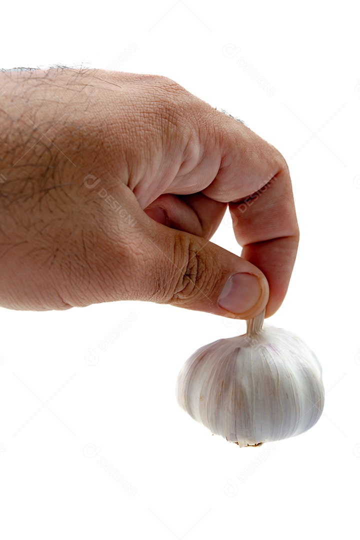 mão masculina segurando alho