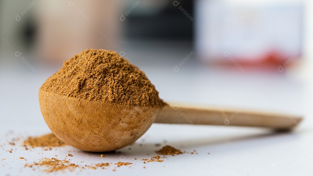 canela em pó na colher de pau