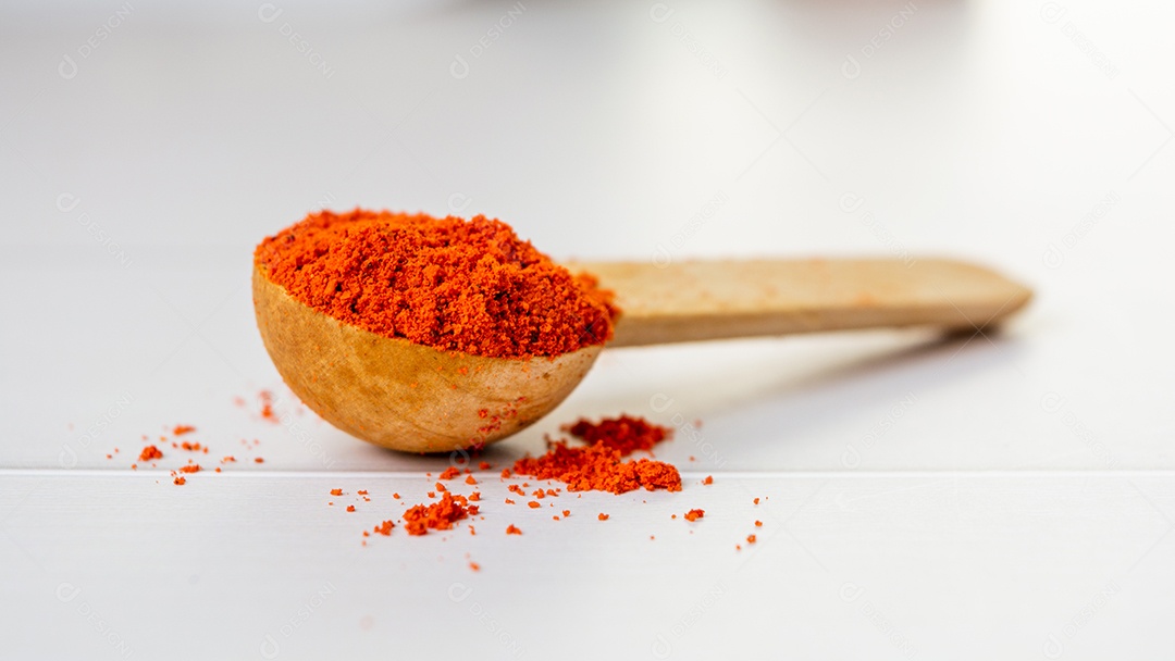 canela em pó na colher de pau