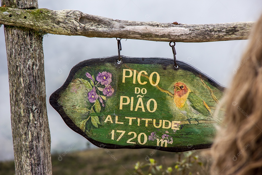 placas de informações brasileiras com as palavras de pico da altitude pedestre 1720 metros