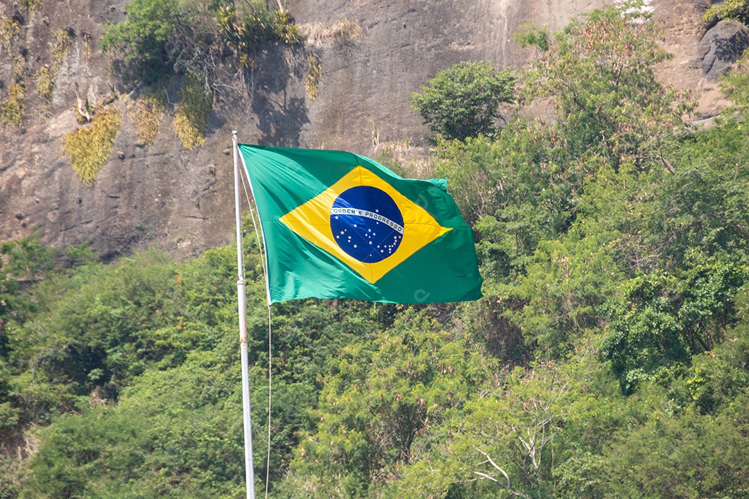 Bandeira brasileira ao ar livre na cidade do Rio de Janeiro.
