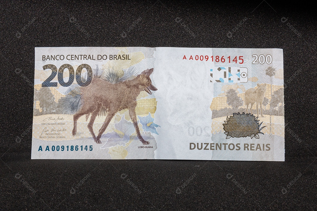 Nota de moeda brasileira duzentos reais com isole de fundo preto.