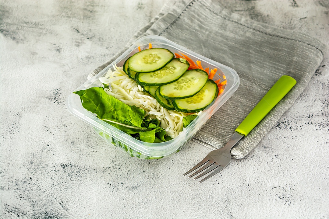 refeição de salada saudável, lanche ou almoço em fundo de pedra