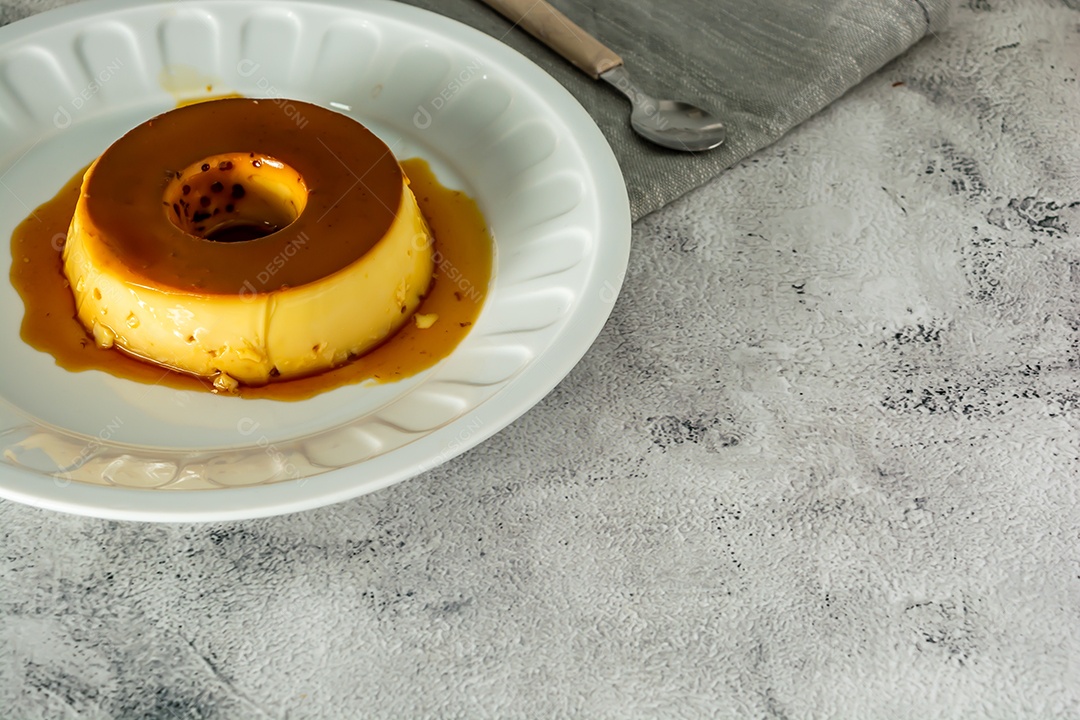 pudim brasileiro ou pudim no prato branco