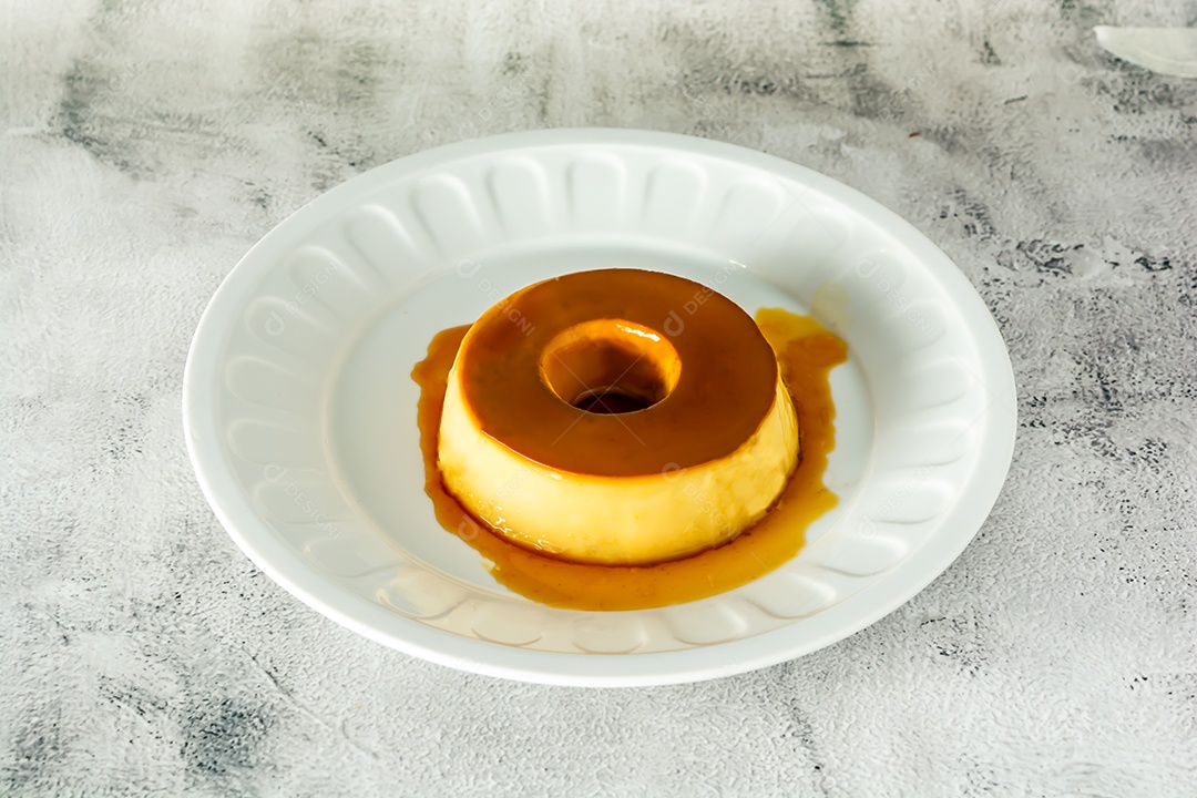 pudim brasileiro ou pudim no prato branco