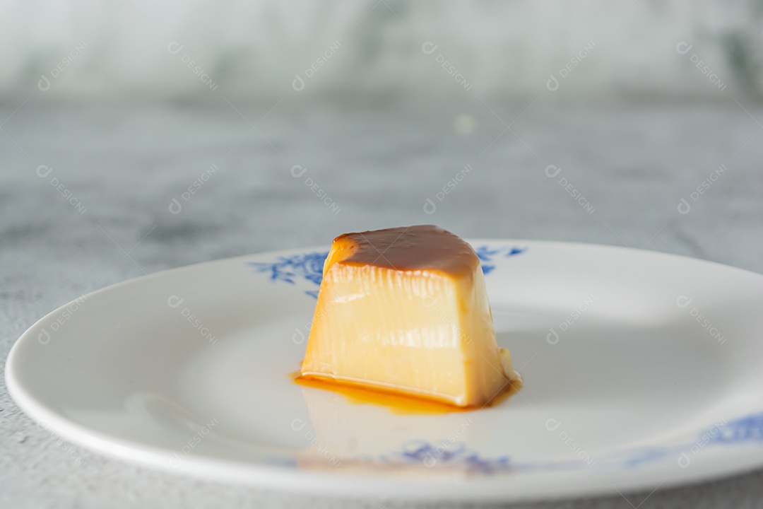 pudim brasileiro ou pudim no prato branco