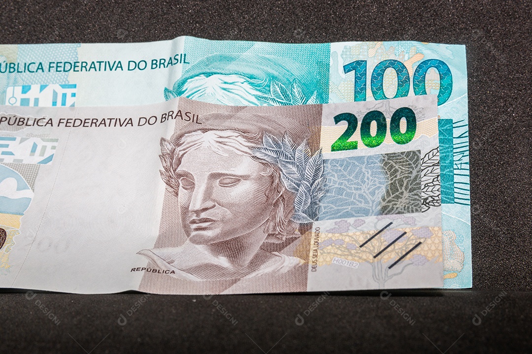 Nota de moeda brasileira duzentos reais com isole de fundo branco.