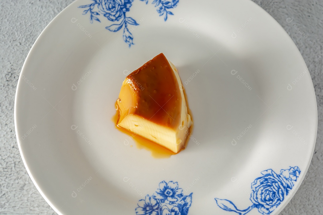 fatia de pudim brasileiro ou pudim no prato branco