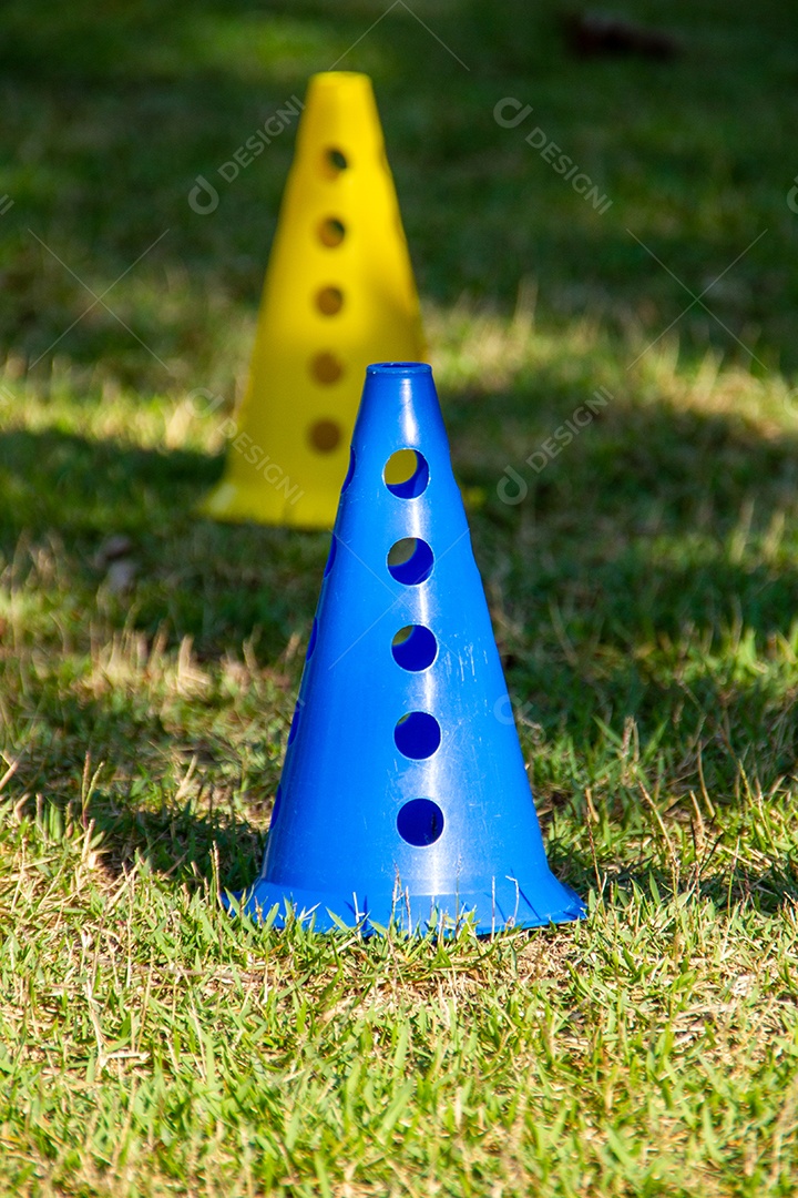 cone para exercícios na grama no rio de janeiro Brasil.