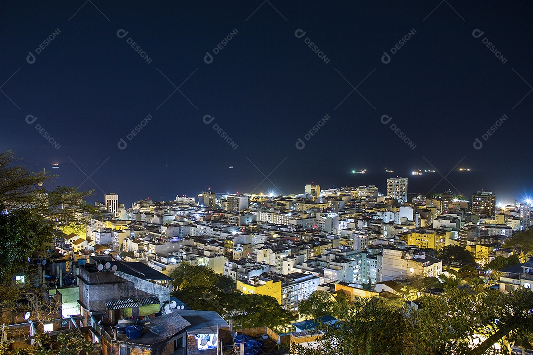 bairro de copacabana à noite visto do alto do morro do Cantagalo no Rio de Janeiro Brasil.