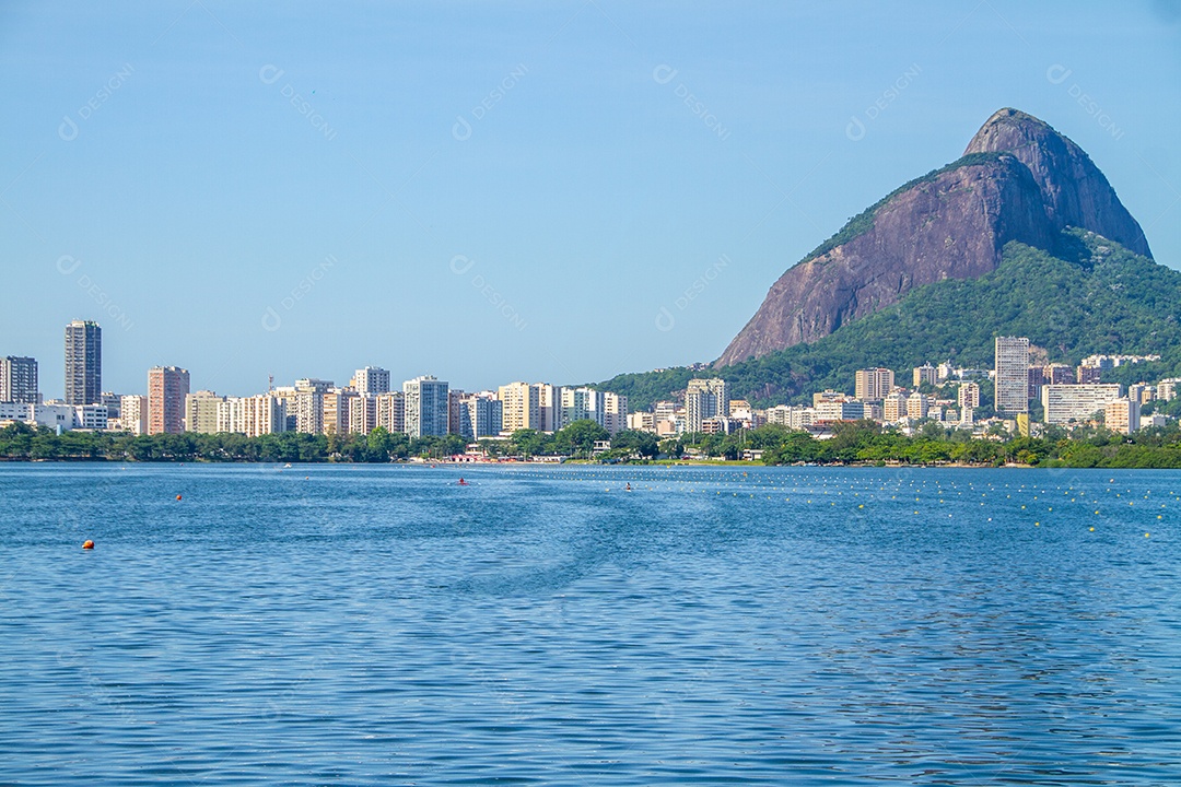 vista da lagoa rodrigo de freitas com Two Hill Brother no Rio de Janeiro Brasil.