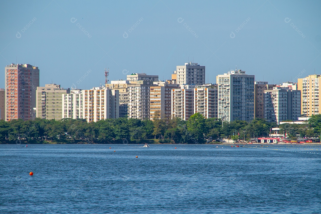 vista da lagoa rodrigo de freitas com Two Hill Brother no Rio de Janeiro Brasil.