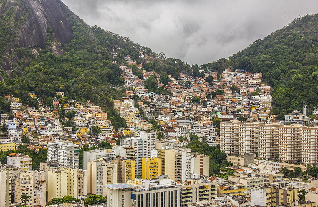 Favela Tabajara vista do alto da agulha Inhanga em Copacabana no Rio de Janeiro.