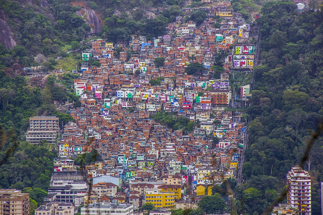 Favela da Marta vista sagrada da Agulhinha Inhanga no topo de Copacabana no Rio de Janeiro.