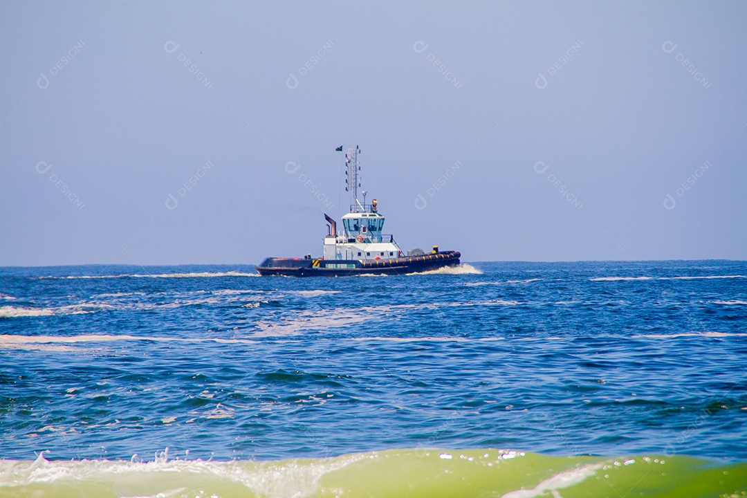 rebocador navegando no mar de copacabana no rio de janeiro Brasil.