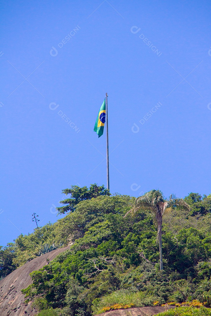 Bandeira brasileira em cima do leme em Copacabana no Rio de Janeiro Brasil.