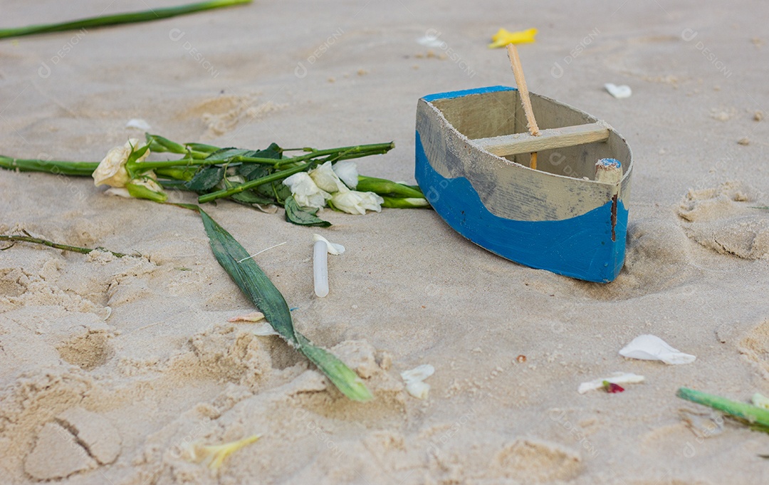 barco na areia usado para oferenda a Iemanjá na praia de Copacabana no Rio de Janeiro.