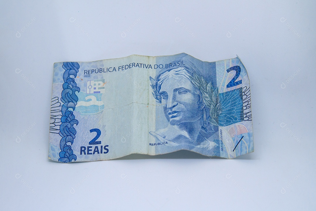 Nota de dois reais (moeda brasileira) em um fundo branco no Rio de Janeiro
