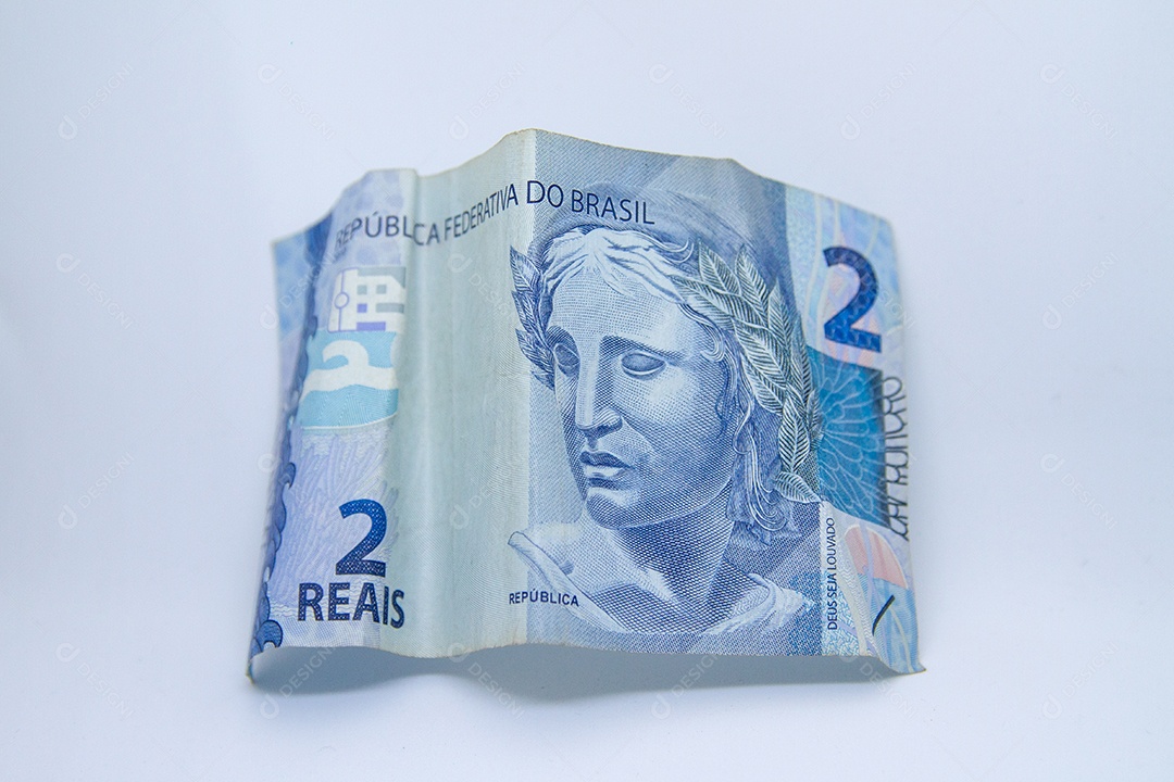 Nota de dois reais (moeda brasileira) em um fundo branco no Rio de Janeiro