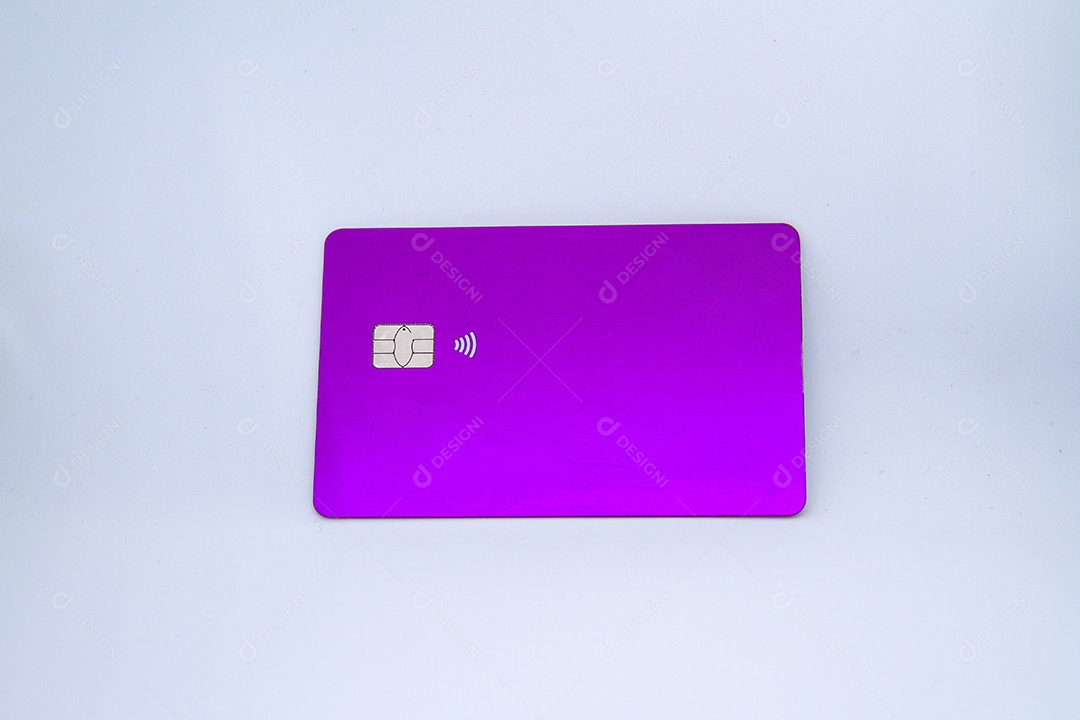 cartão de crédito roxo com chip de abordagem em um fundo branco