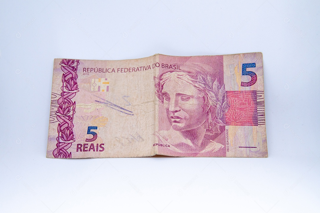 nota de cinco reais (moeda brasileira) em um fundo branco no Brasil