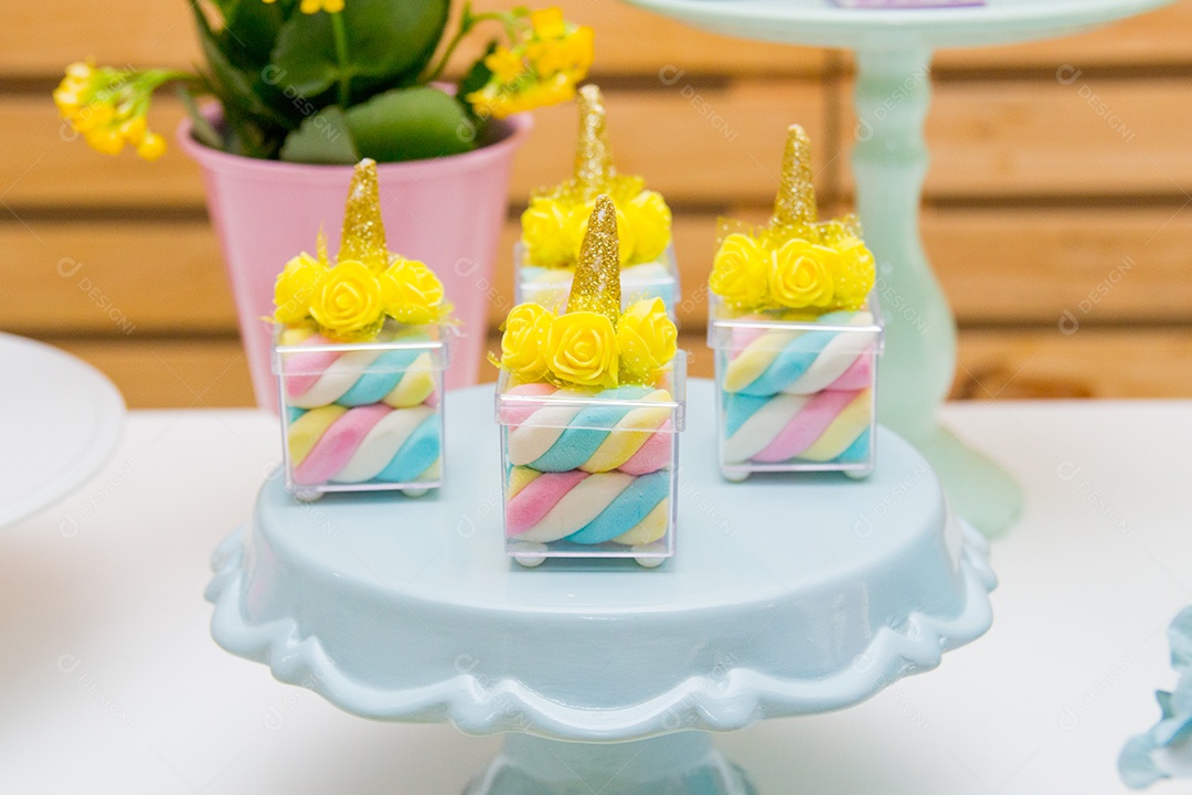 decoração de aniversário com tema unicórnio, tema muito utilizado no Brasil