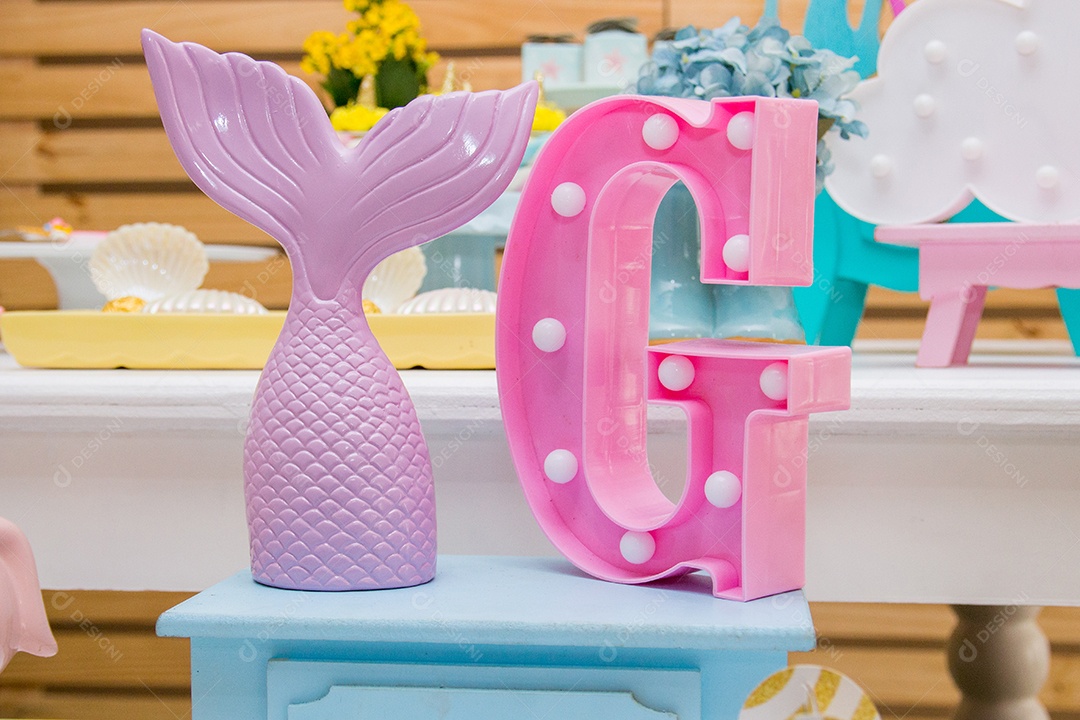 decoração de aniversário com tema de sereia com a letra G, tema muito utilizado no Brasil