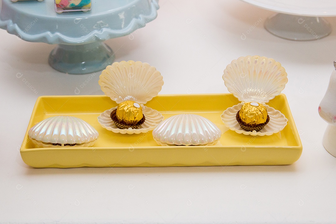 decoração de festa infantil tema sereia com bombom de chocolate dentro de uma ostra no rio de janeiro..