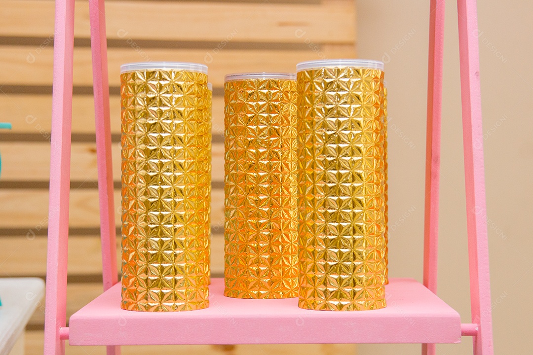 Pote decorado para festa infantil na cor dourada no Rio de Janeiro.