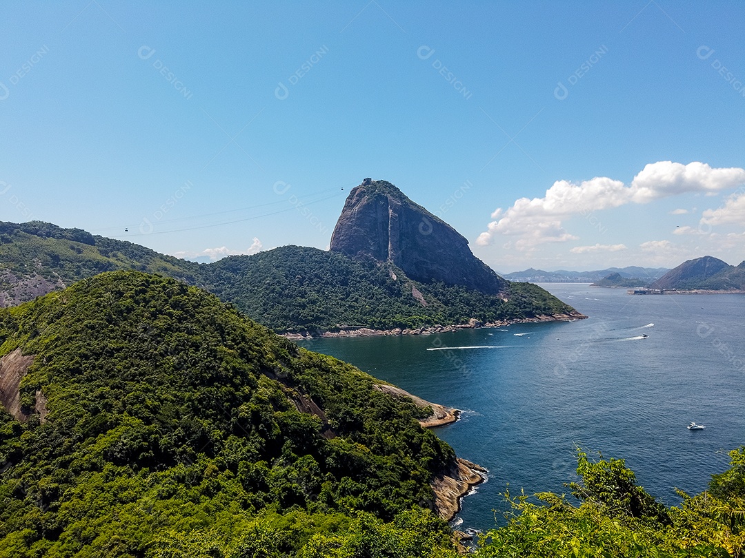 Pão de Açúcar visto de um ângulo diferente no Rio de Janeiro Brasil.