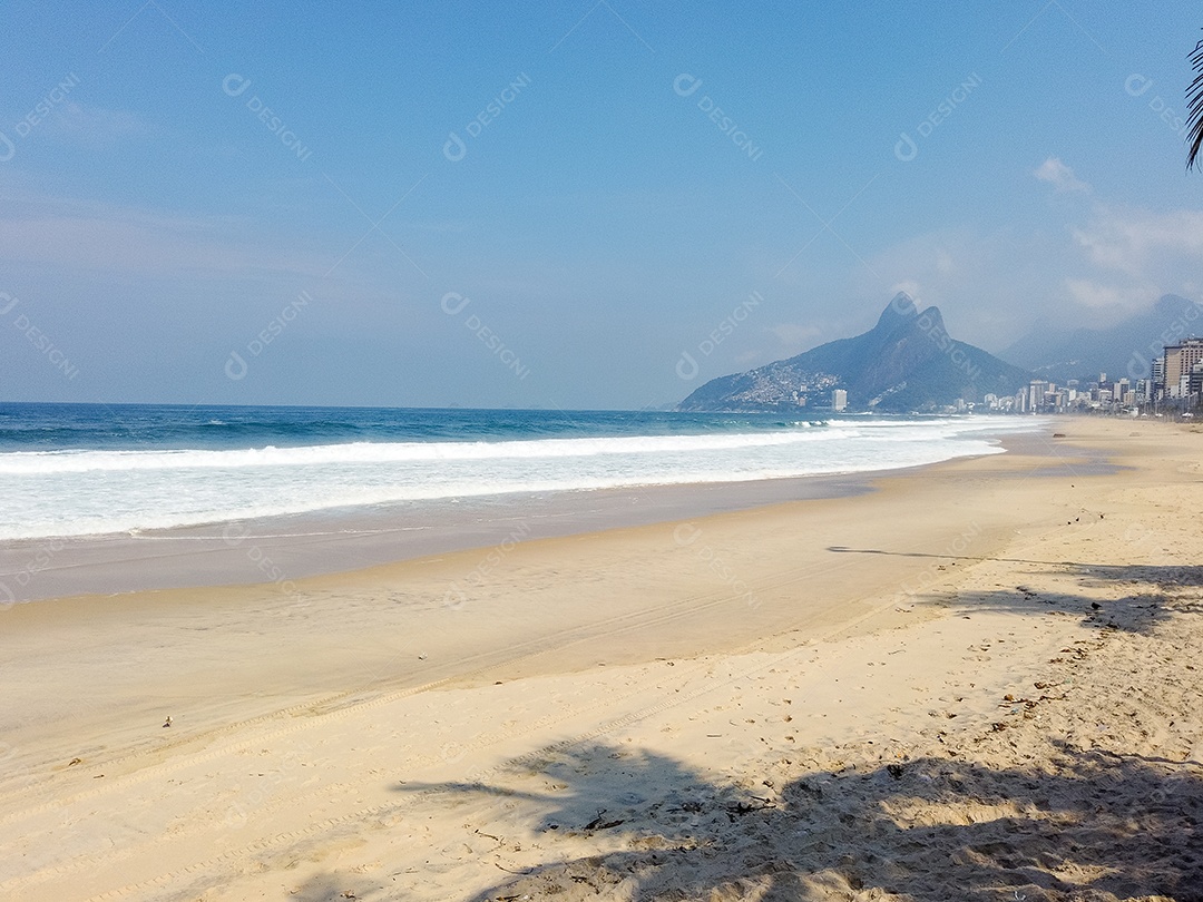 praia de Ipanema vazia no rio de janeiro Brasil.