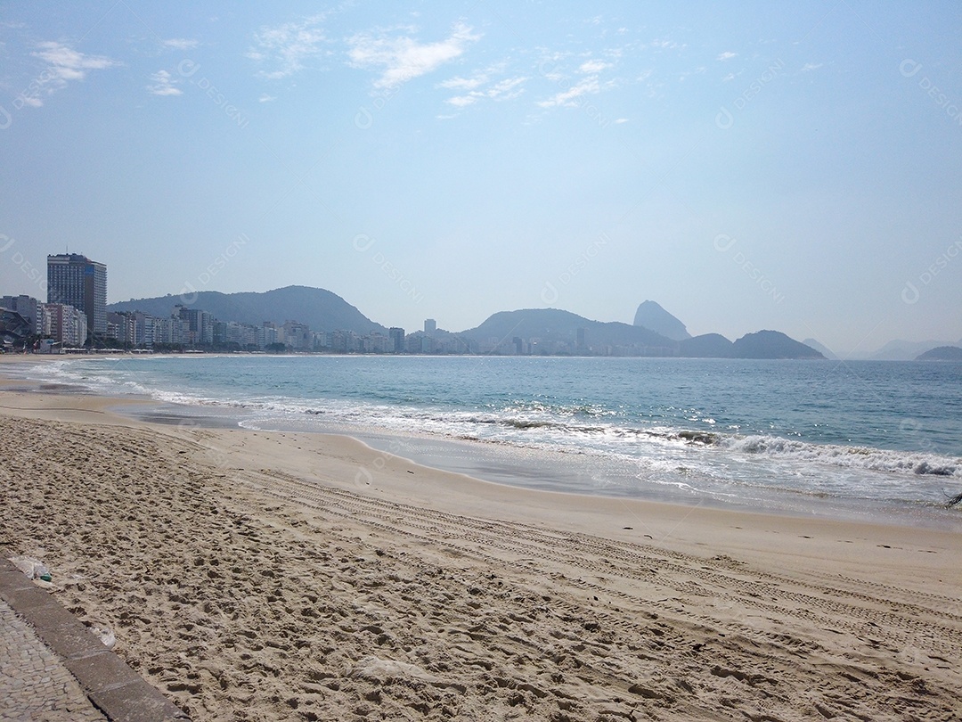 praia de Ipanema vazia no rio de janeiro Brasil.