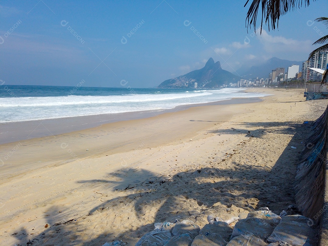 praia de Ipanema vazia no rio de janeiro Brasil.