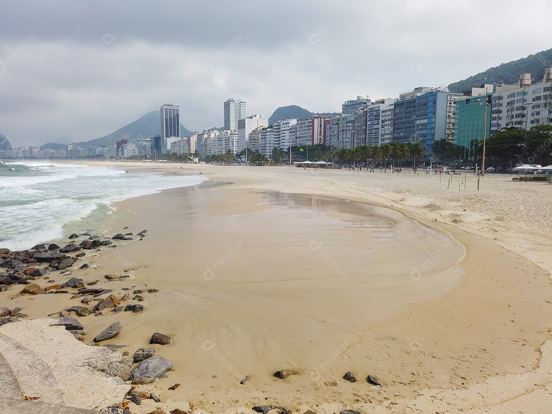 praia de Ipanema vazia no rio de janeiro Brasil.