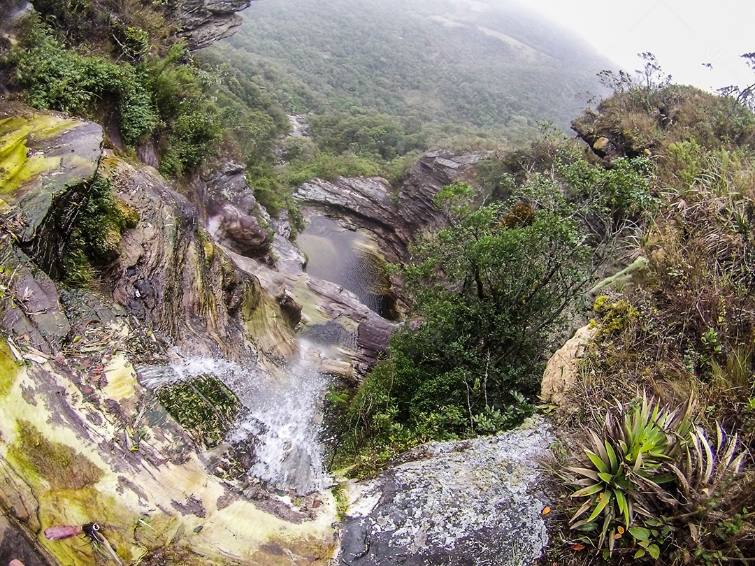 topo da cachoeira da janela do céu (janela do ceu) em ibitipoca minas gerais brasil.