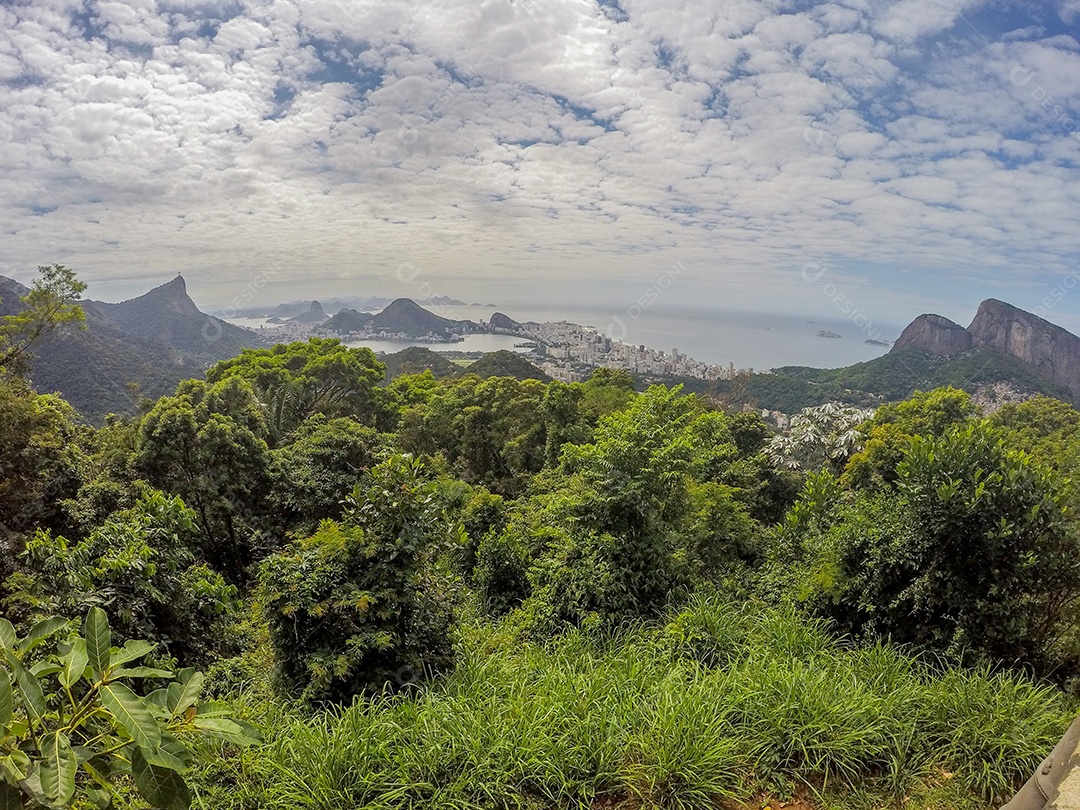 vista de cima da vista chinesa com uma câmera de ação no rio de janeiro Brasil.