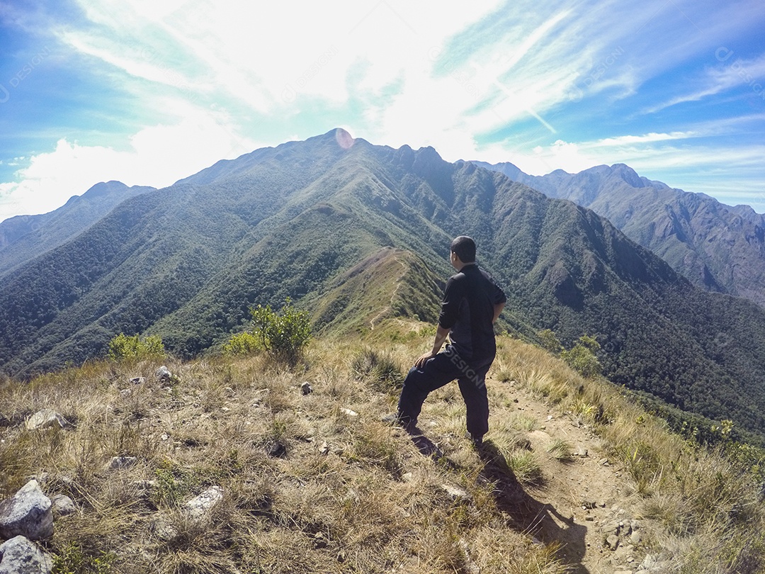 jovem na crista da serra fina em passes quatro (passa quatro) minas gerais, Brasil.