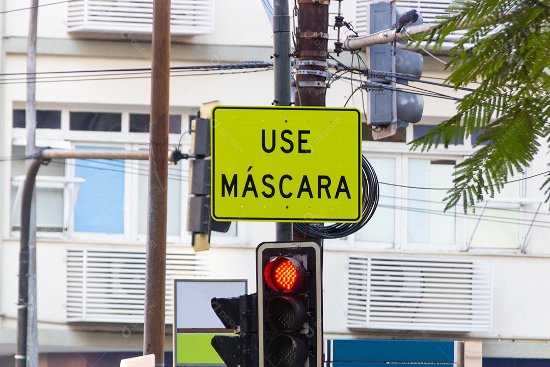 placa de sinalização escrita em português use máscara alertando sobre proteção contra coronavírus no rio de janeiro Brasil.
