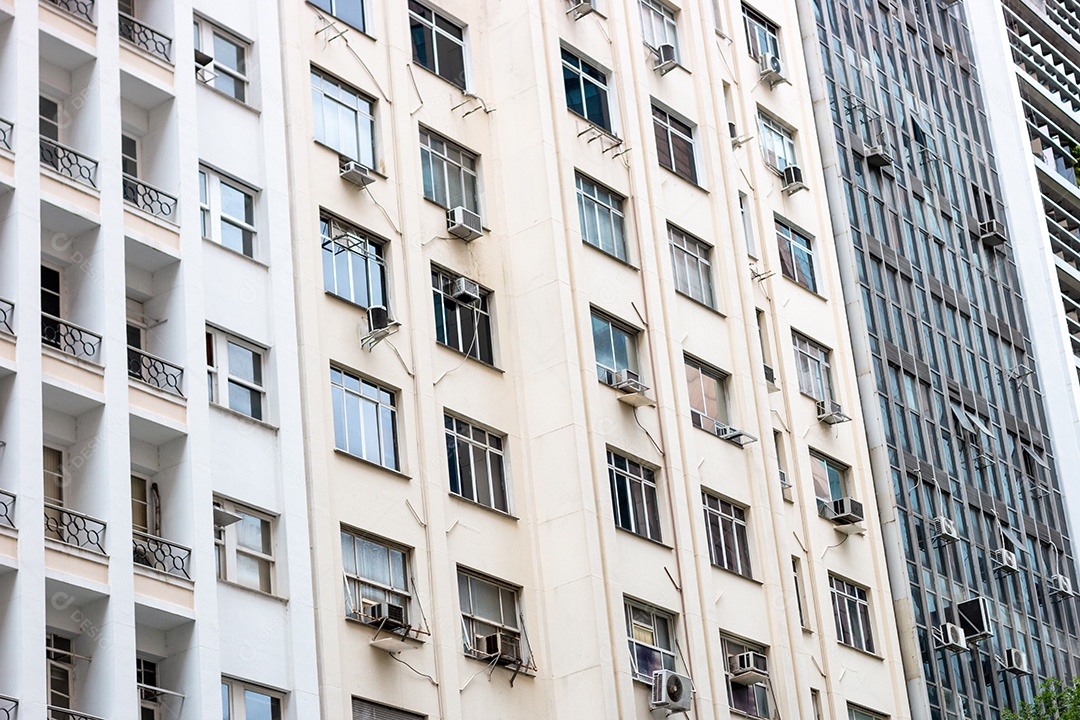 janelas de prédios antigos no centro do Rio de Janeiro Brasil.