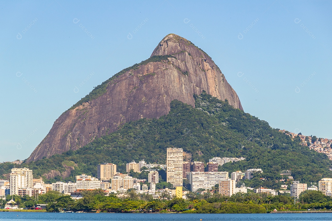 Morro Dois Irmãos com a lua se pondo no Rio de Janeiro Brasil.