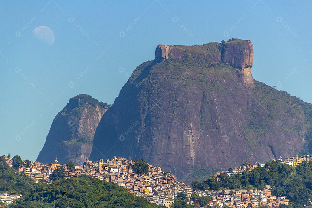 Pedra da Gávea com a lua se pondo no Rio de Janeiro Brasil.