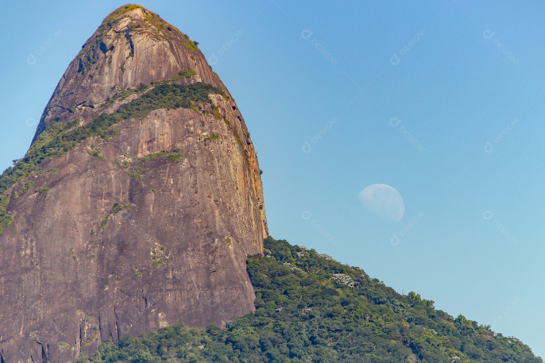 Morro Dois Irmãos com a lua se pondo no Rio de Janeiro Brasil.