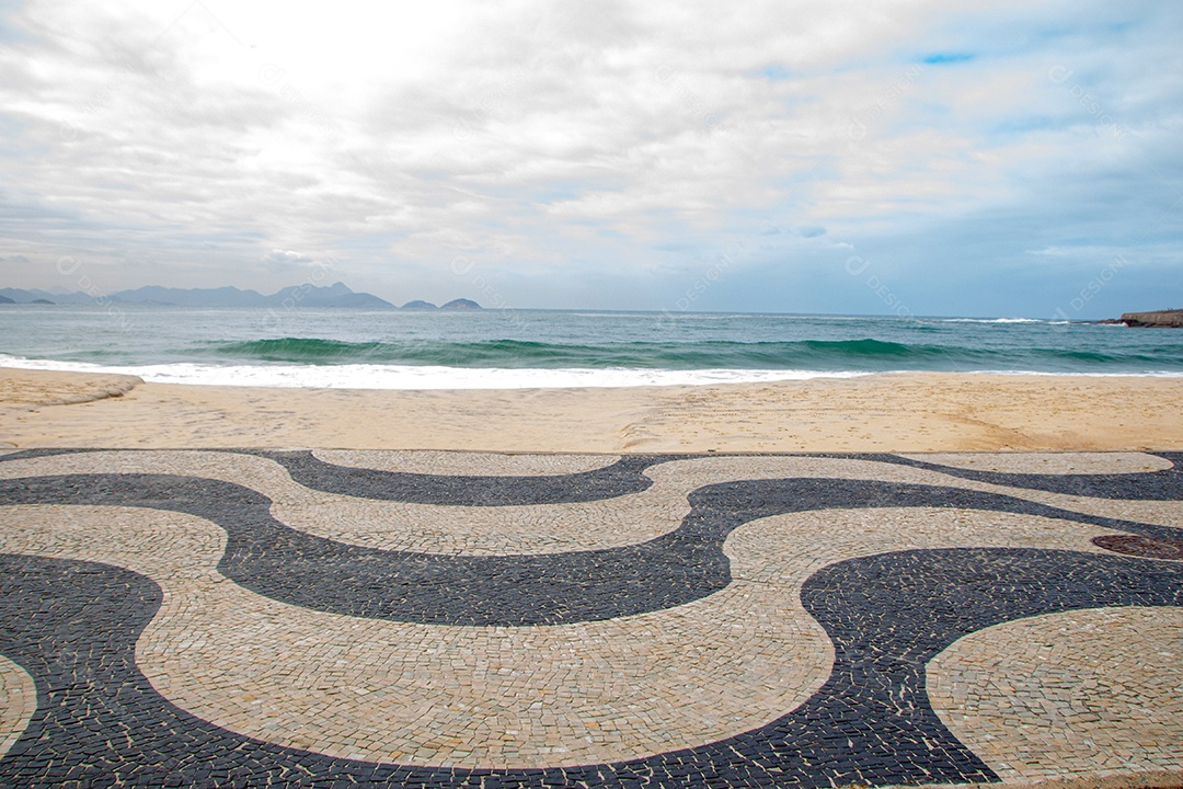 Calçadão clássico de Copacabana com a praia ao fundo no Rio de Janeiro Brasil.