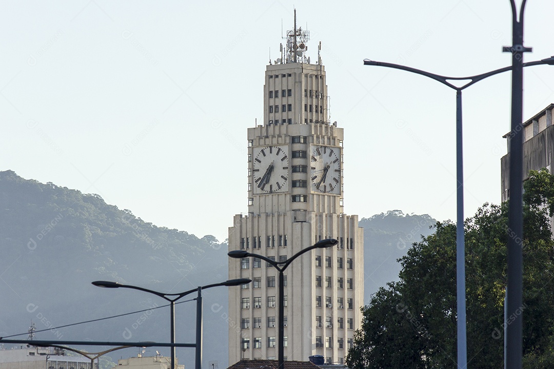 relógio central visto da avenida olímpica no Rio de Janeiro.